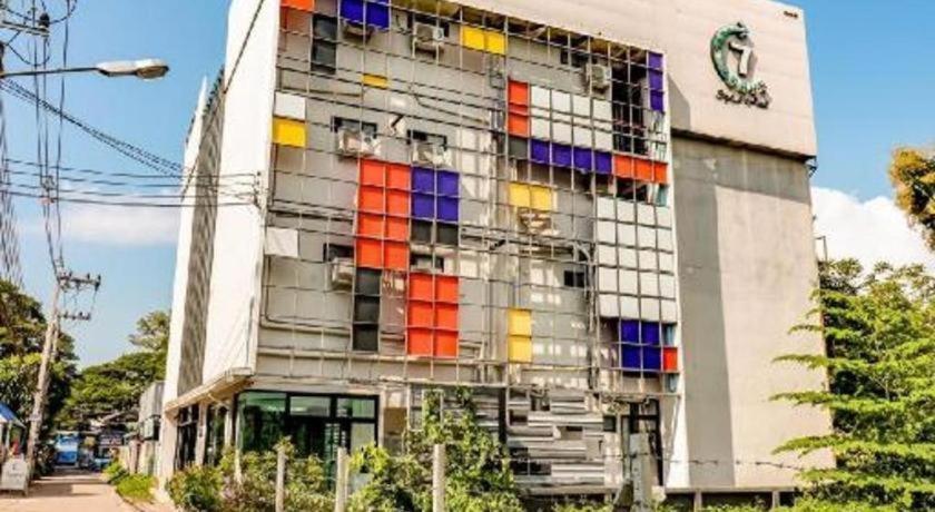 Oyo 412 7 Days Hotel Chiang Mai Exterior photo